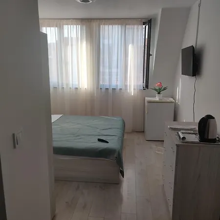 Guest Rooms 4 Zdrave Apartahotel 3*