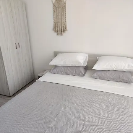 Guest 4 Zdrave Appartamento *